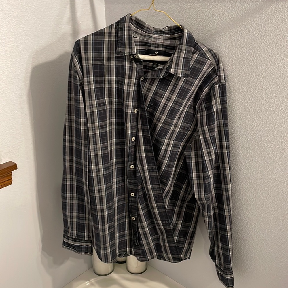 American Eagle Outfitters causal plaid button down shirt. Excellent condition.